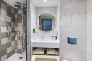 Bathroom shower - Hampton by Hilton Torquay (Torquay)