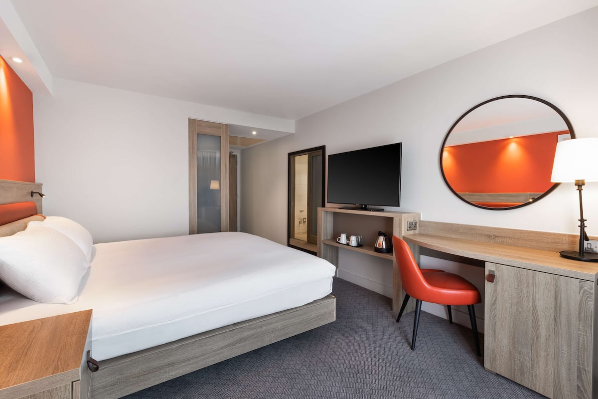 Hypo-allergenic bedding, in-room safe, desk, laptop workspace