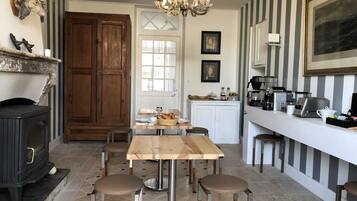 Daily continental breakfast (EUR 15 per person)