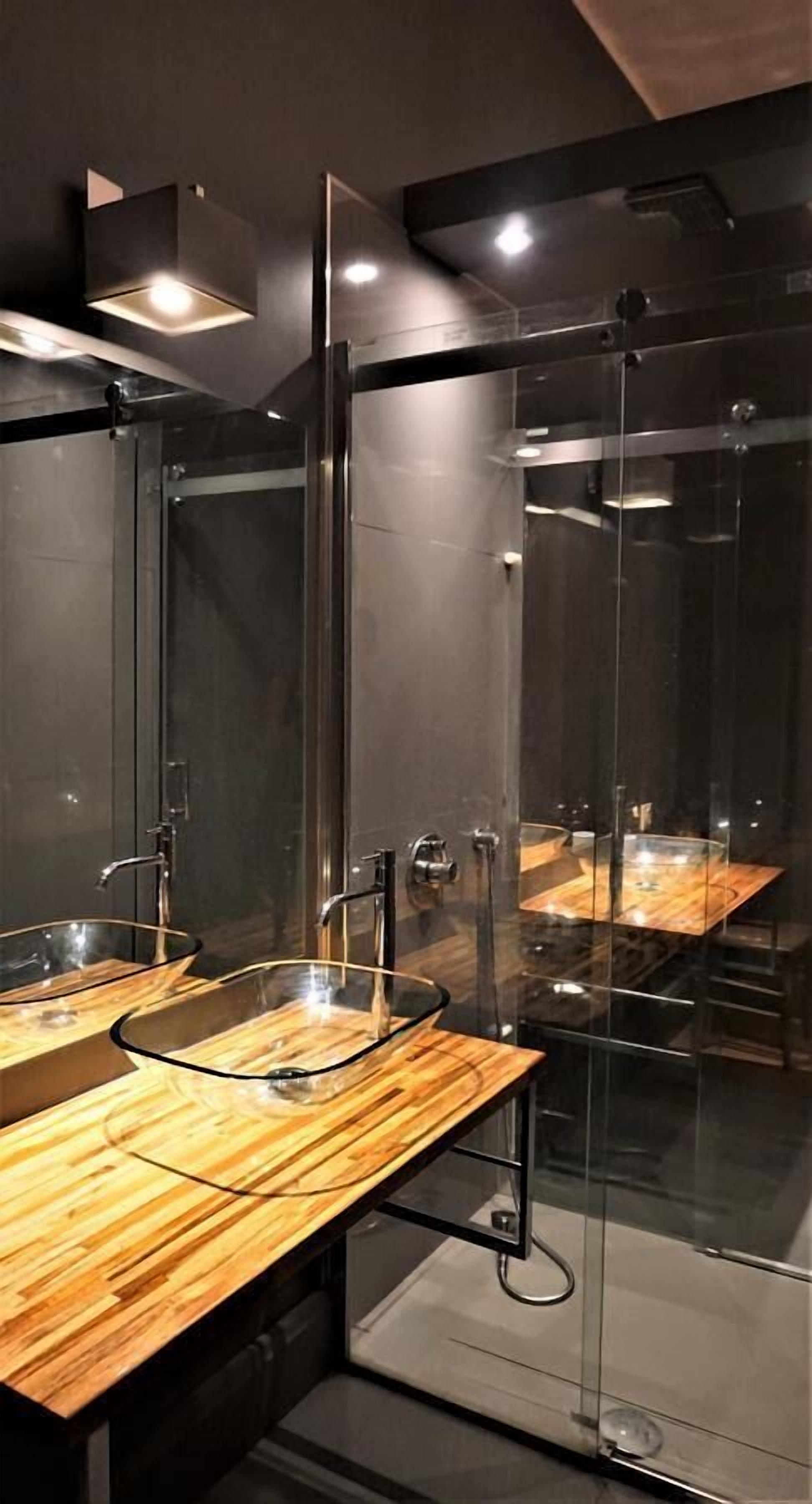 Chambre Double (Chambre Grise) | Salle de bain | Articles de toilette gratuits, serviettes fournies, savon, shampoing