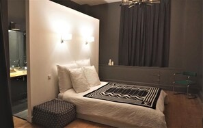 Tweepersoonskamer (Chambre Grise) | Individueel gedecoreerd, individueel gemeubileerd, geluiddichte muren