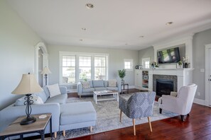 Una Smart TV, una chimenea, una mesa de tenis de mesa, libros