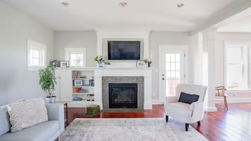 Smart-tv, een open haard, een tafeltennistafel en boeken