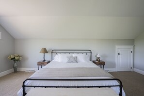 5 bedrooms, desk, iron/ironing board, free WiFi