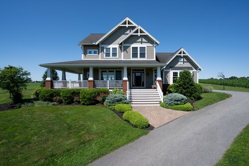 Spacious Hilltop Escape with Basketball, Pingpong & Sunset Firepit