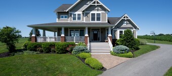 Spacious Hilltop Escape with Basketball, Pingpong & Sunset Firepit