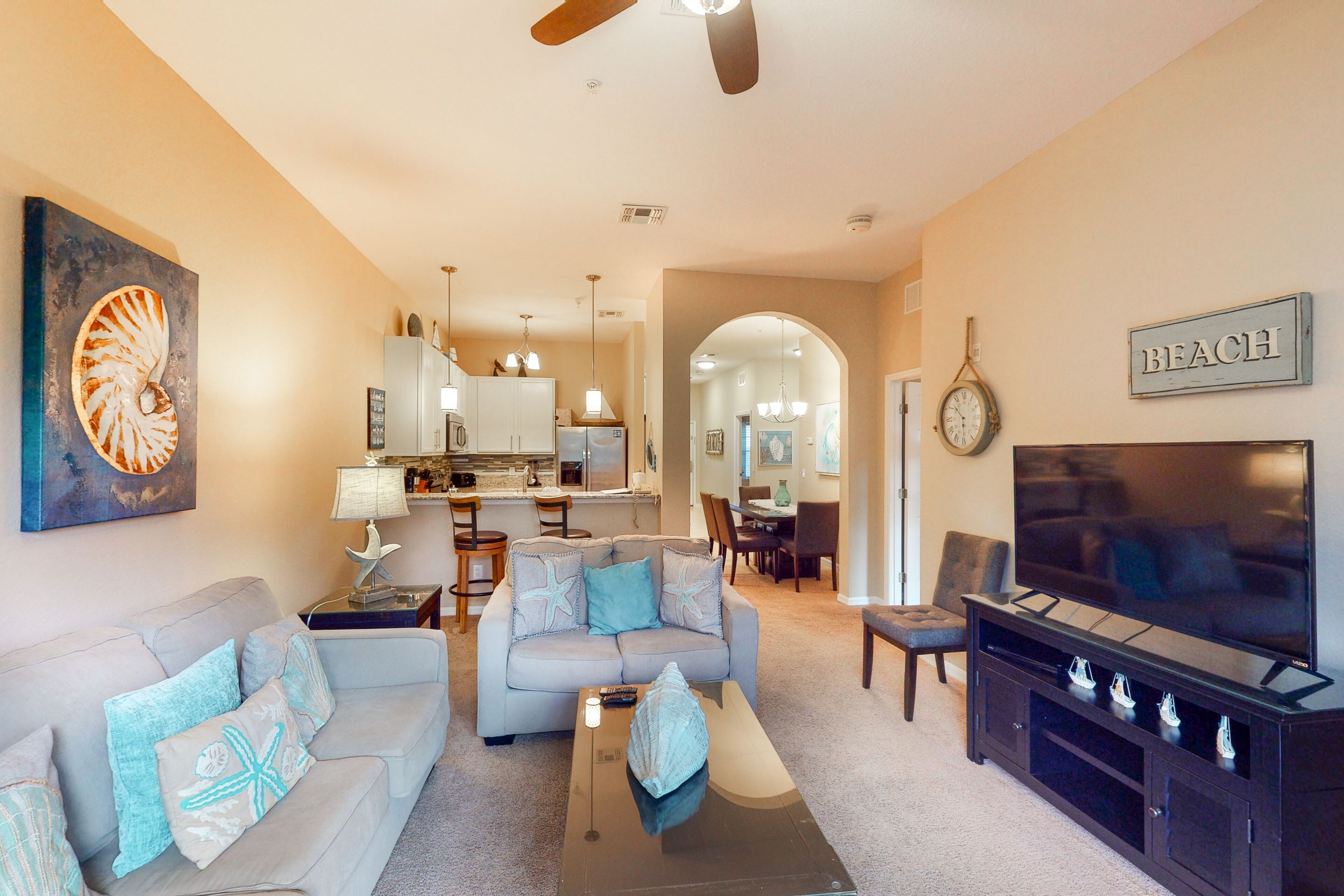 3rd floor condo w/ balcony, basketball court, tennis court, near theme parks