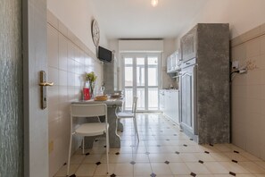 Kühlschrank, Mikrowelle, Ofen, Kochgeschirr/Geschirr/Besteck