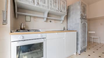 Frigorifero, microonde, forno, pentole/stoviglie/utensili