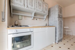 Kühlschrank, Mikrowelle, Ofen, Kochgeschirr/Geschirr/Besteck