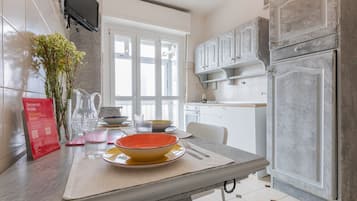 Jääkaappi, mikroaaltouuni, uuni, keittoastiat/astiat/ruokailuvälineet