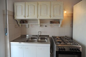 Kühlschrank, Mikrowelle, Ofen, Kochgeschirr/Geschirr/Besteck