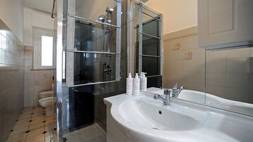 Pancuran mandi, kelengkapan dandanan diri percuma, pengering rambut