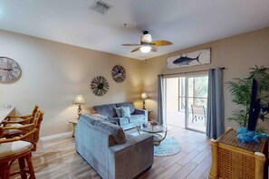 Televisio, DVD-soitin, pöytäjalkapallopöytä, pöytätennispöytä