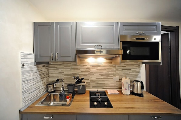 Kühlschrank, Mikrowelle, Wasserkocher, Kochgeschirr/Geschirr/Besteck