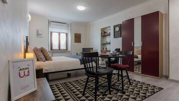 1 slaapkamer, een strijkplank/strijkijzer, gratis wifi, beddengoed