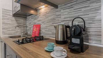 Refrigerador, microondas, tetera eléctrica y utensilios de cocina