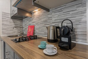 Kühlschrank, Mikrowelle, Wasserkocher, Kochgeschirr/Geschirr/Besteck