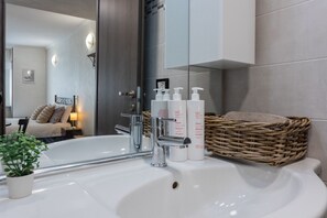 Shower, hair dryer, bidet, towels