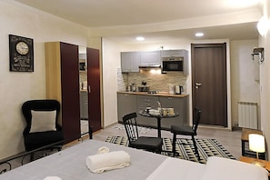 1 slaapkamer, een strijkplank/strijkijzer, gratis wifi, beddengoed