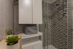 Douche, séchoir à cheveux, bidet, serviettes fournies