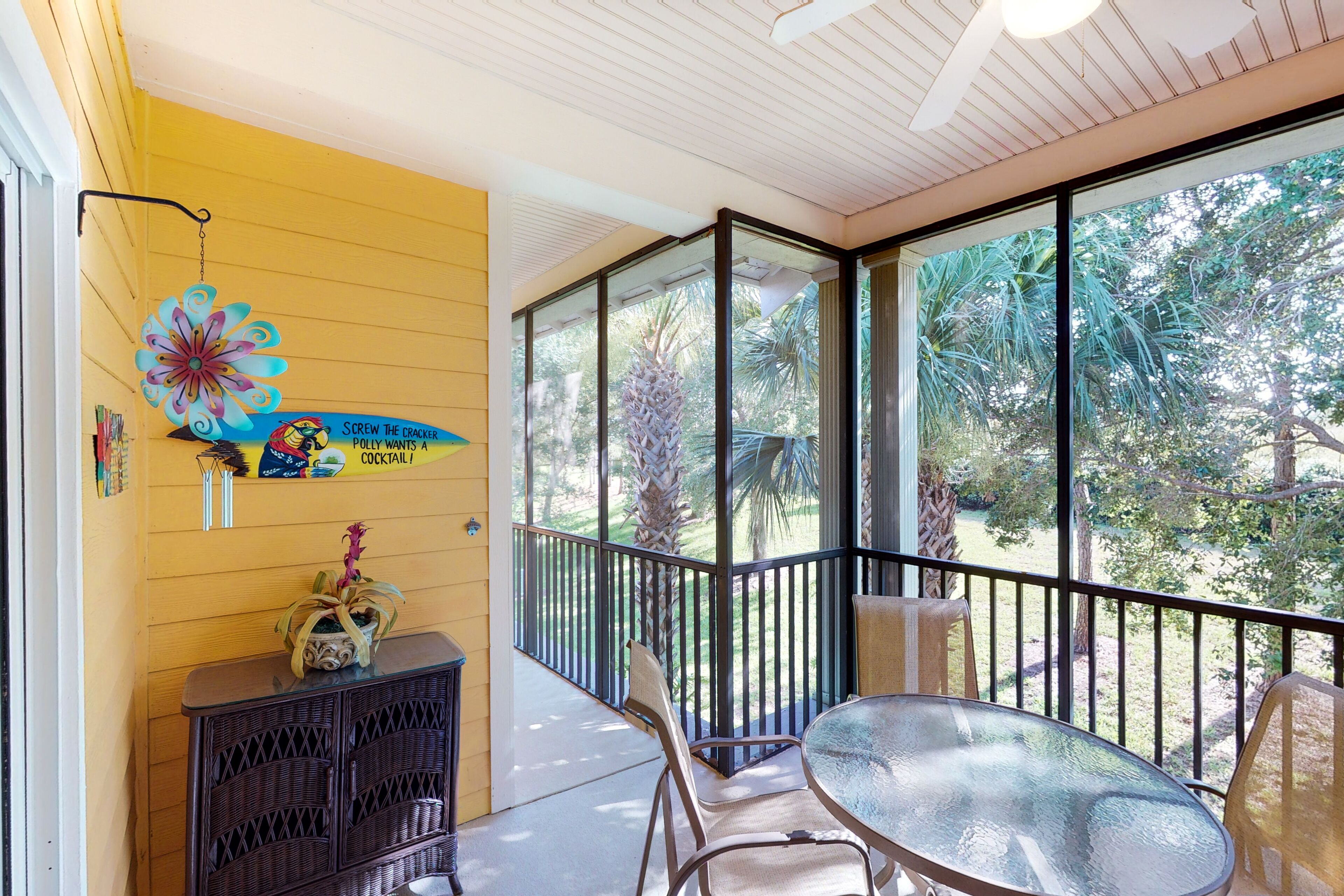 2nd floor condo w/ gym, sauna, shared pools, tennis court, near theme parks