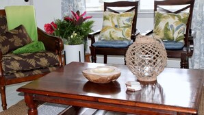 A wooden coffee table with a woven basket and a bowl. - Heron Cottage - Private & Quaint (Panama City)