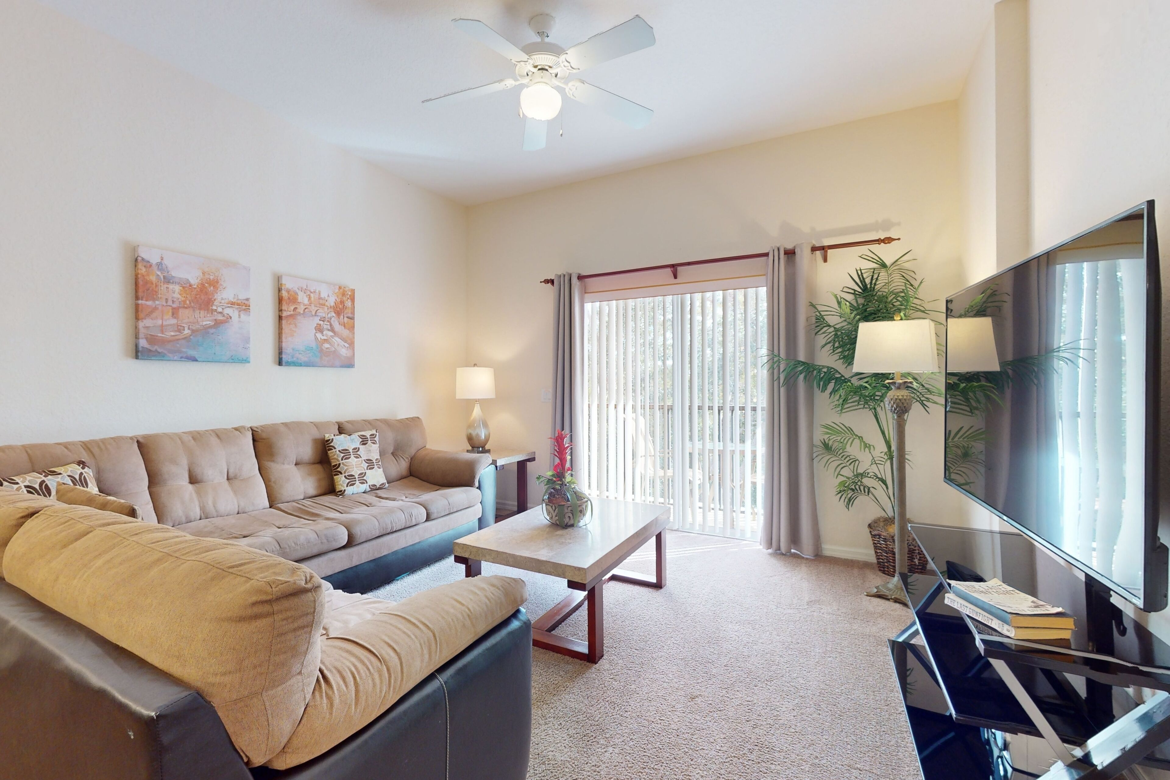 Fernseher, DVD-Player, Tischfußball, Tischtennisplatte