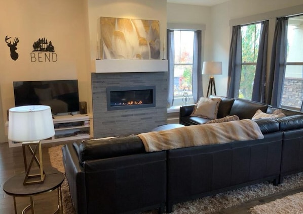 Smart TV, fireplace