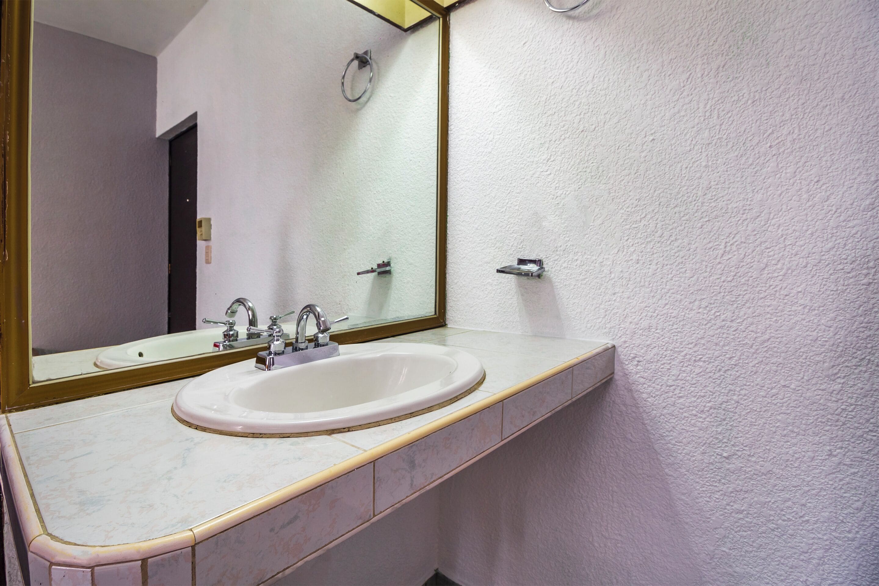 Buồng tắm vòi sen, khăn tắm, xà phòng, dầu gội 