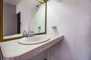 シャワー、タオル、石鹸、シャンプー