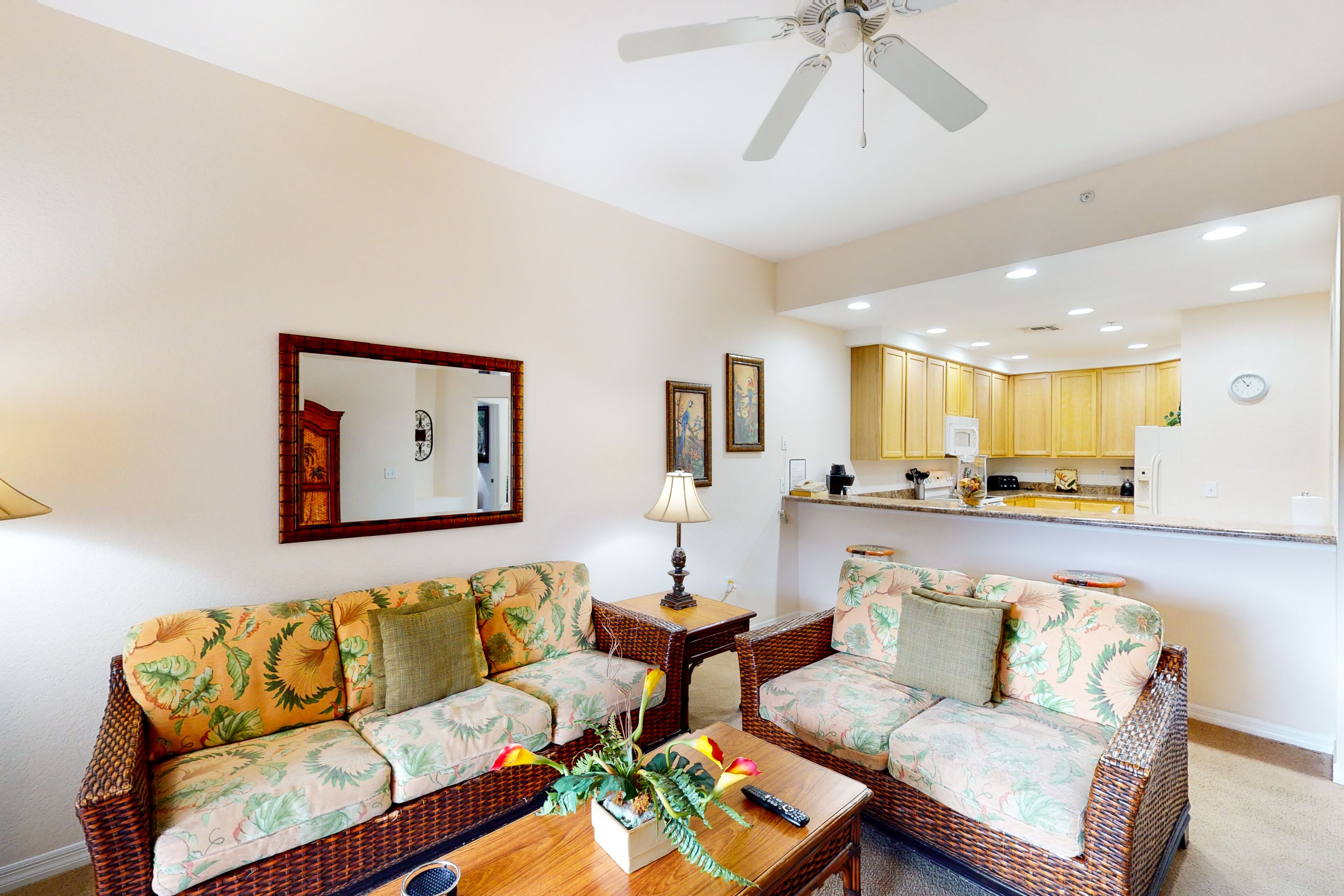3rd floor condo w/ sauna, hot tub, shared pools, balcony, gym, near theme parks