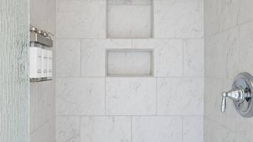 Badewanne, Haartrockner, Handtücher, Shampoo