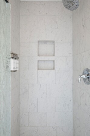 Baignoire, sèche-cheveux, serviettes fournies, shampoing
