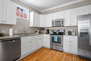 Fridge, microwave, oven, stovetop - Charming Second Floor Condo 6 Blocks To King (Charleston)
