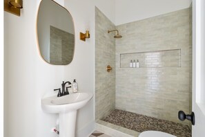 Badewanne, Haartrockner, Handtücher, Shampoo
