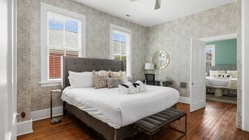 4 bedrooms, desk, iron/ironing board, WiFi
