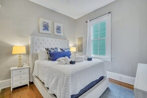 2 dormitorios, escritorio, tabla de planchar con plancha y wifi