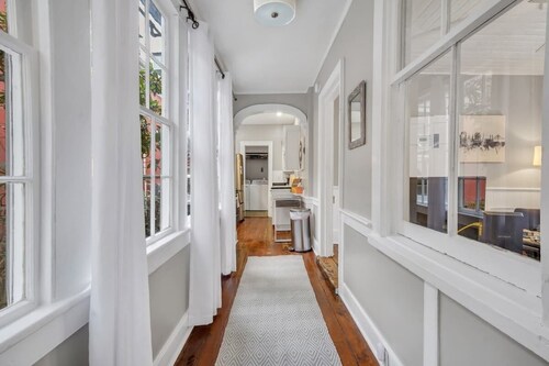 Historic 1905 Charming Bungalow 2 Blocks From King