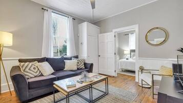 2 slaapkamers, een bureau, een strijkplank/strijkijzer, wifi