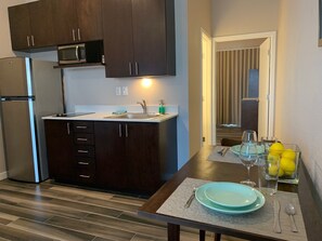 Réfrigérateur, four à micro-ondes, surface de cuisson, cafetière-théière