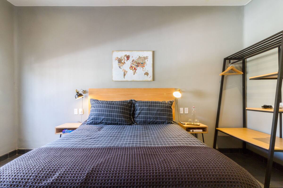 1 habitación, cubrecamas, tabla de planchar con plancha y wifi gratis
