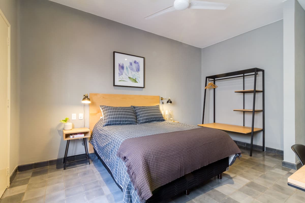 1 habitación, cubrecamas, tabla de planchar con plancha y wifi gratis