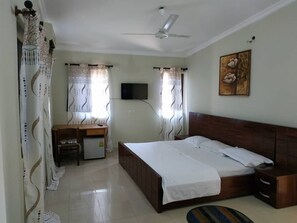 Double Room | Minibar, laptop workspace, soundproofing, rollaway beds