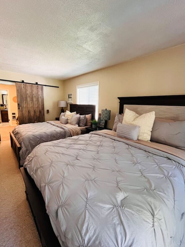 3 makuuhuonetta, työpöytä, silitysrauta/-lauta, Wi-Fi