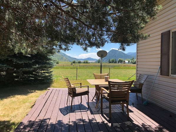 Outdoor dining - Village House at Valley Village (Irwin)