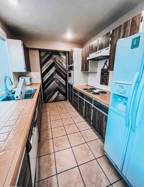 Jääkaappi, mikroaaltouuni, uuni, liesi