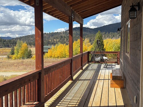 12 miles to Yellowstone, game area, hot tub, 8 Bedroom-6 bathroom, sleeps 22.