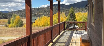 12 miles to Yellowstone, game area, hot tub, 8 Bedroom-6 bathroom, sleeps 22.