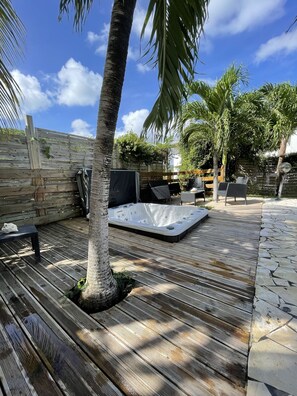 Outdoor spa tub - Large villa close to the beach with large private pool, spa and billiards table (Sainte-Anne)